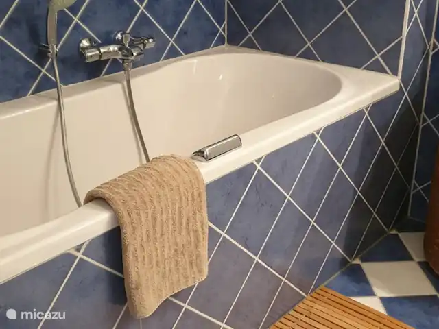 Appartement Plage Retour à la Côte | Pays-Bas, Hollande du Nord, Callantsoog - appartement Salle de bain luxueuse et spacieuse avec chauffage au sol et baignoire balnéo Whirlpool avec robinet thermostatique et douchette. Nous vous prêtons notre tablette étanche avec des comptes pour divers services de streaming, afin que vous puissiez profiter de Netflix, HBO, etc. dans le bain.Vous pouvez également emporter la tablette sur le balcon ou la chambre