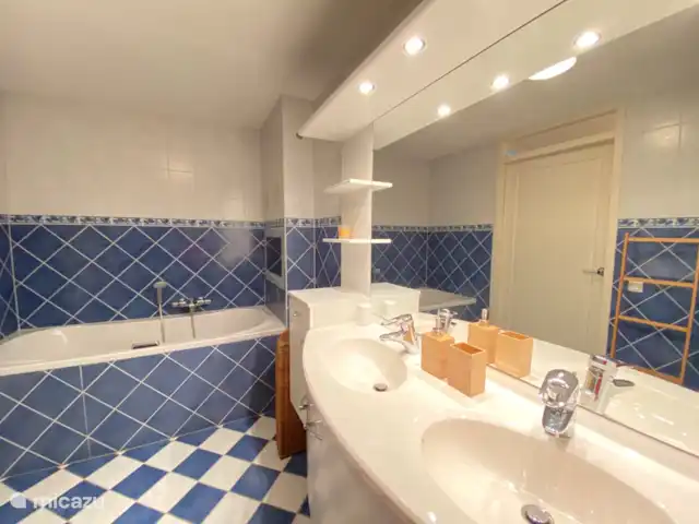 Appartement Plage Retour à la Côte | Pays-Bas, Hollande du Nord, Callantsoog - appartement Un immense miroir avec un éclairage supplémentaire pour un maquillage parfait. Deux lavabos et beaucoup d'espace de rangement. Aussi pour vous : des tasses à eau, des tapis antidérapants, un sèche-cheveux luxueux et un chargeur de brosse à dents.