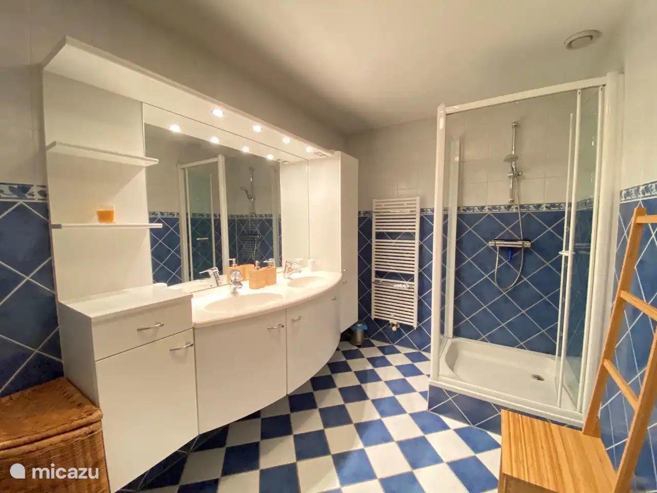 The central heating is equipped with extra drying racks for wet towels and bathing suits.