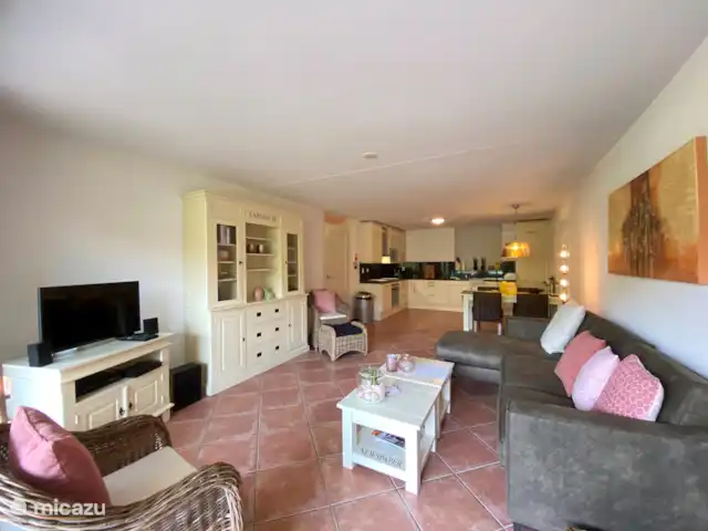 Appartement Plage Retour à la Côte | Pays-Bas, Hollande du Nord, Callantsoog - appartement Le salon et la luxueuse cuisine ouverte côté balcon. À Noël, nous installerons pour vous un sapin de Noël entièrement décoré et nous le rendrons également plus confortable à Pâques.