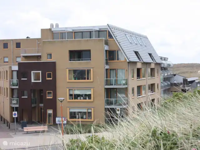 Appartement Plage Retour à la Côte | Pays-Bas, Hollande du Nord, Callantsoog - appartement Le complexe d'appartements adjacent à la place du village de Callantsoog et surplombant les dunes. Dans l'après-midi, il est merveilleux de s'asseoir sur la terrasse du balcon avec un verre de vin ou de bière à la main et de regarder passer la vie de la plage.