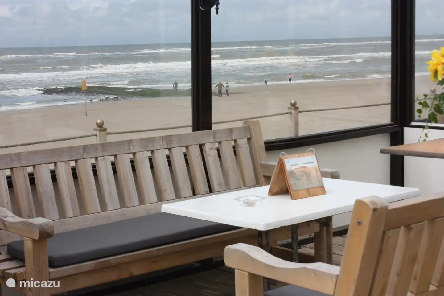 Five beach pavilions to relax and enjoy the view and good food & drinks. From a simple plate service to a luxurious dinner with oysters and champagne.
