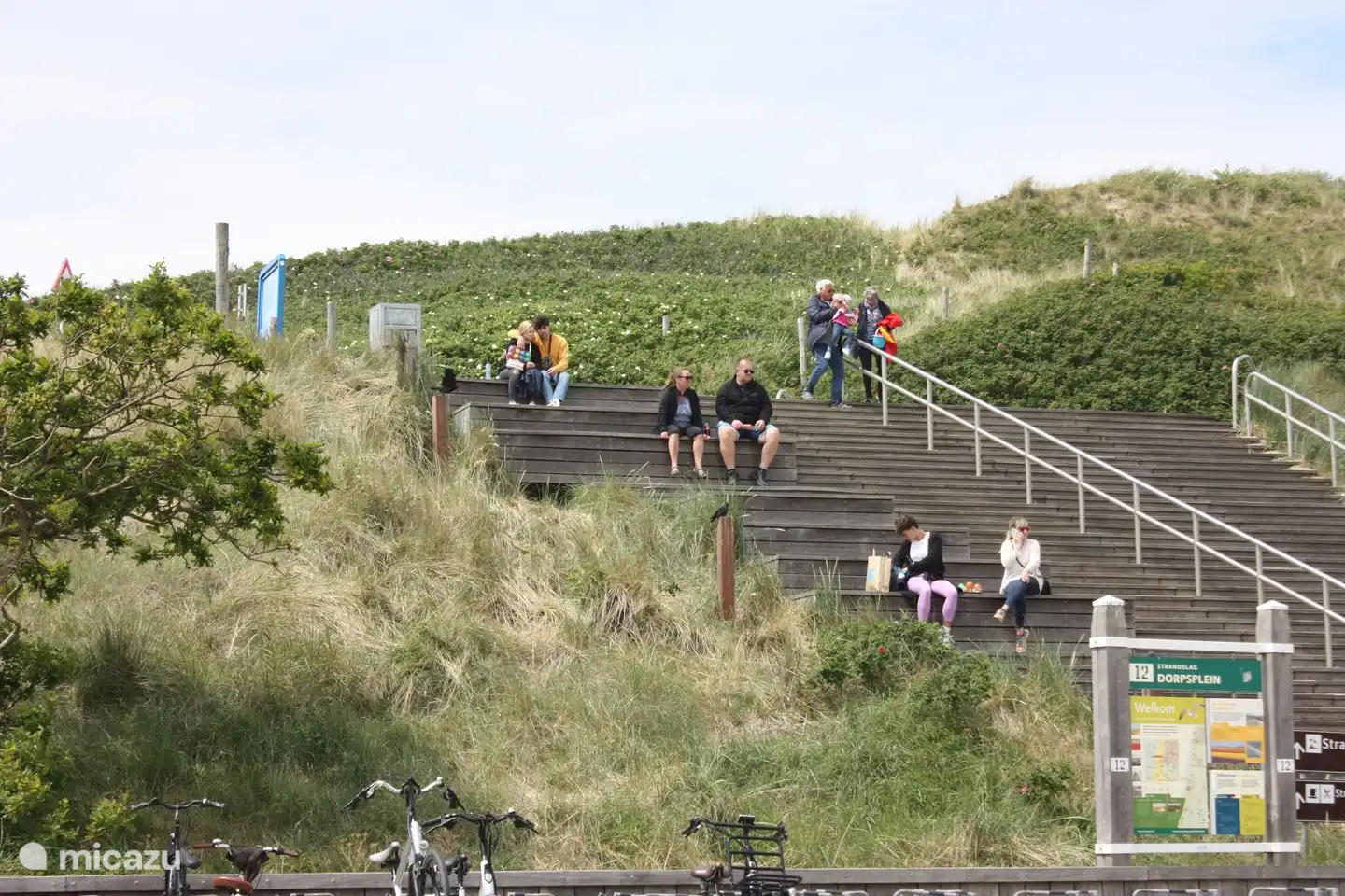 From the covered balcony terrace you can see the beach entrance at the Dorpsplein at a distance of 150 meters. Wonderful people watching. Sweep the sand off your feet and enjoy a portion of fries or ice cream, overlooking the Dorpsplein.