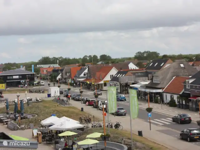 Appartement Plage Retour à la Côte | Pays-Bas, Hollande du Nord, Callantsoog - appartement La place du village avec boucherie, boulangerie, commerces divers, terrasses cosy, glacier, magasins de vêtements, droguerie, café, etc.