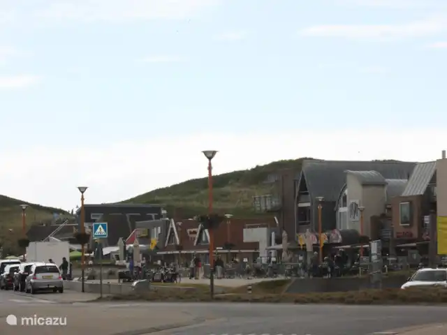 Appartement Plage Retour à la Côte | Pays-Bas, Hollande du Nord, Callantsoog - appartement Le Dorpsplein est situé directement derrière l'unique rangée de dunes. Vous pouvez garer votre voiture à carburant à votre place dans le garage souterrain fermé. Vous pouvez garer votre voiture électrique sur votre place de parking privative à l'extérieur de l'immeuble. Il y a une borne de recharge publique pour les voitures électriques au coin de l'immeuble.