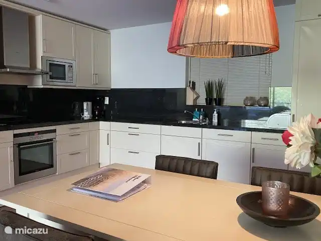 Appartement Plage Retour à la Côte | Pays-Bas, Hollande du Nord, Callantsoog - appartement Une très vaste, grande cuisine ouverte, où vous pouvez vraiment trouver tout ce dont vous avez besoin. Des produits de première nécessité, comme le thé, le café, les tasses Dolce Gusto, l'huile, le vinaigre, le poivre, le sel, les épices, le sucre aux produits d'entretien et aux gamelles pour chien,