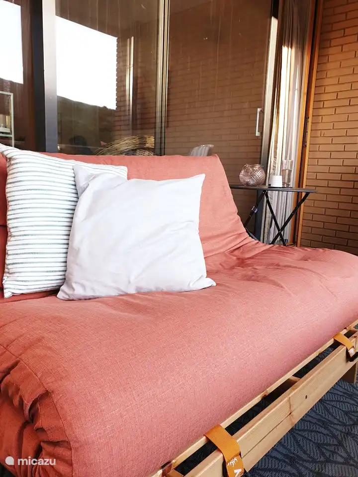 Relax on the new lounge sofa on the balcony and watch the sun set behind the dunes. You have the sun on the balcony from mid-afternoon to sunset. The Karup lounge sofa can also be placed indoors and unfolded into a 140x200 cm bed with a futon mattress for the 3rd and 4th person.