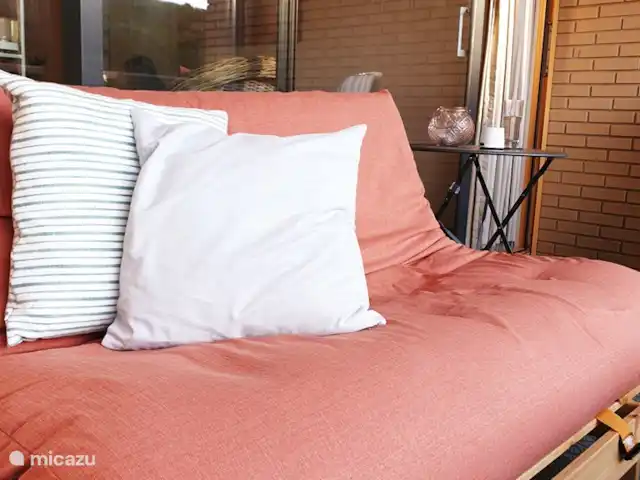 Appartement Plage Retour à la Côte | Pays-Bas, Hollande du Nord, Callantsoog - appartement Détendez-vous sur le nouveau canapé du salon sur le balcon et regardez le soleil se coucher derrière les dunes. Vous avez le soleil sur le balcon du milieu d'après-midi au coucher du soleil. Vous pouvez également placer le canapé lounge Karup à l'intérieur et le déplier en lit 140x200 cm avec matelas futon pour la 3ème et 4ème personne.