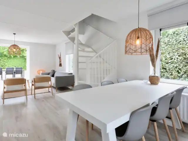 Veerse Gat 19 - Maison de vacances Zélande | Pays-Bas, Zélande, Kamperland - maison de vacances Asseyez-vous confortablement sur les chaises design Muuto et Hay.