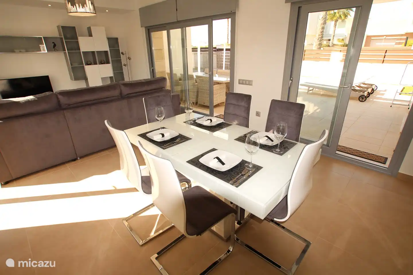 Veel licht inval door dubbele schuifdeuren aan voorterraszijde.