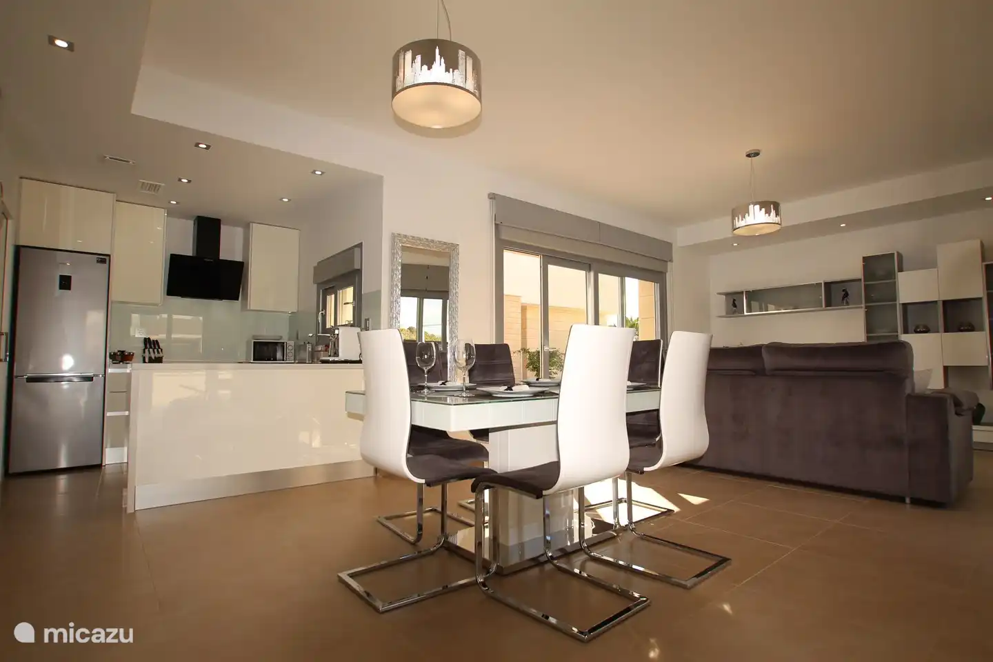 Gehele huis is voorzien van een makkelijk te reinigen plavuizen vloer.