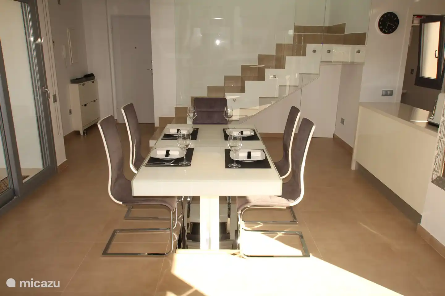 Eettafel met Luxe eettafel met 6 stoelen.