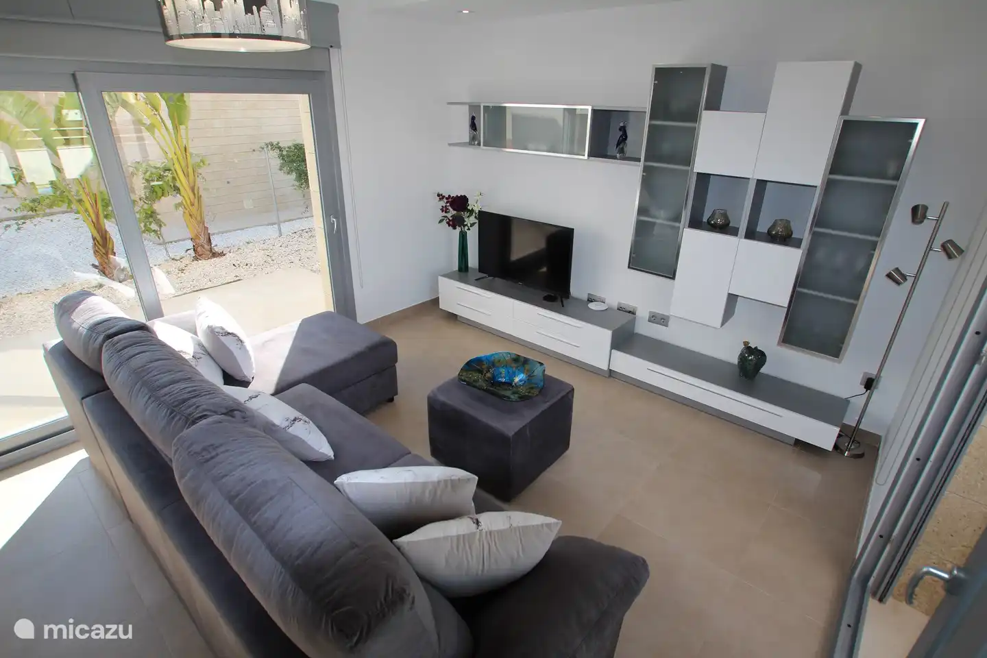 Impressie zitgedeelte met de heerlijke zachte en makkelijk te reinigen stof van de vier persoonsbank.