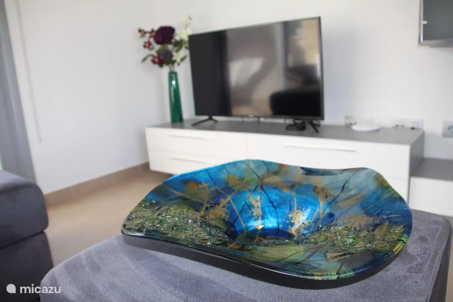 Poef welke ook als bijzettafel dient.