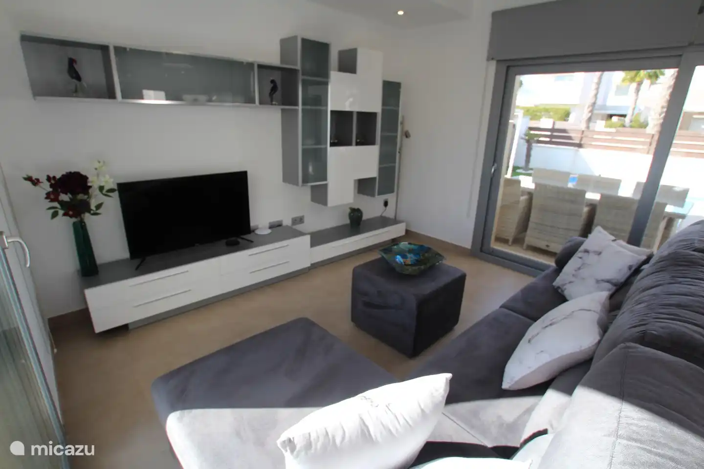 Impressie zitgedeelte met uitzicht op terras voorzijde.