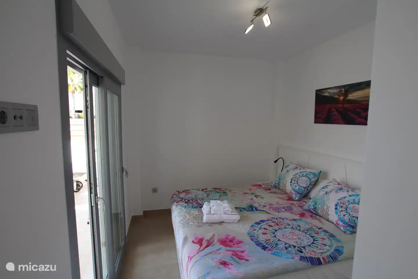 Slaapkamer Begane Grond bij binnenkomst met zicht op het voorterras welke tevens te bereiken is middels de schuifdeuren.