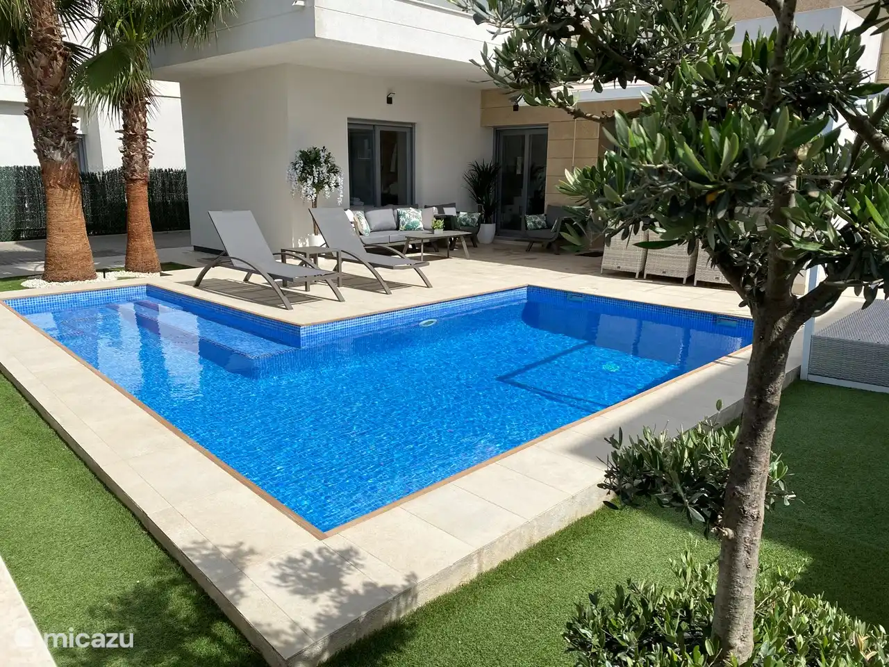 In het voor en najaar kan het zwembad (tegen vergoeding) verwarmd worden