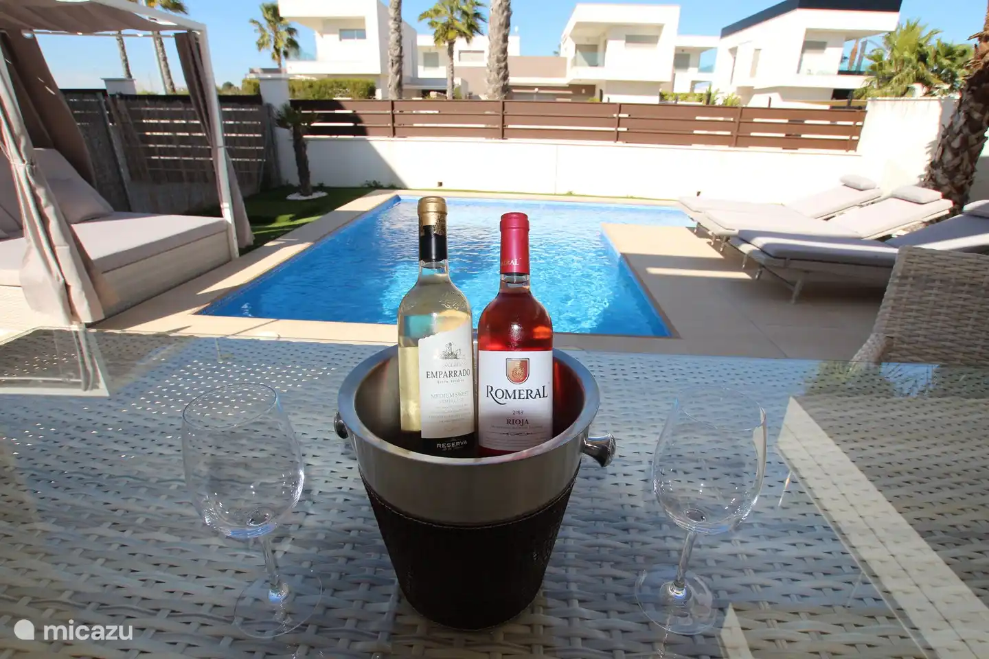 Nuttig een wijntje op het terras met uitzicht naar het zwembad en de tuin.