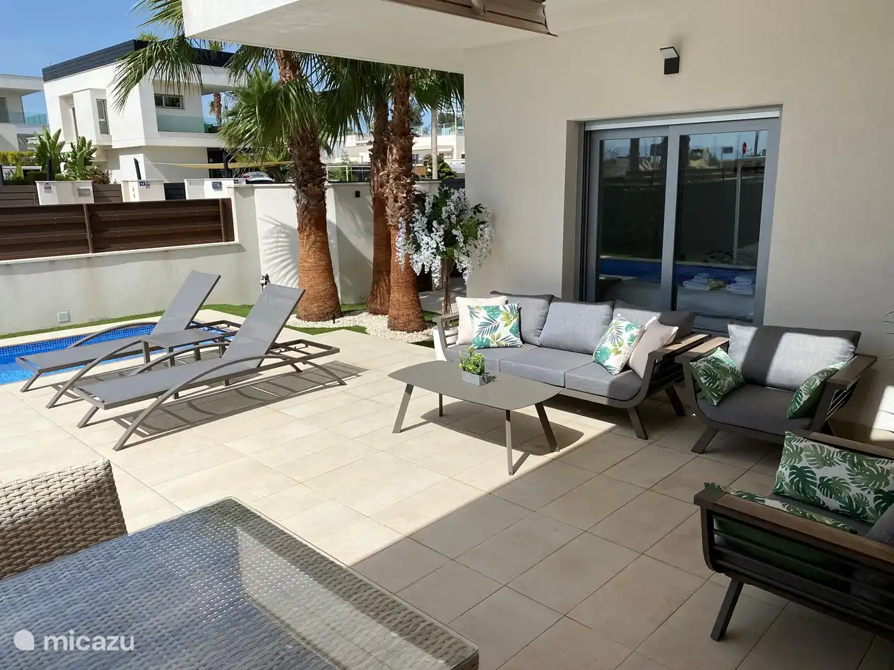 Lekker genieten op het ruime terras.