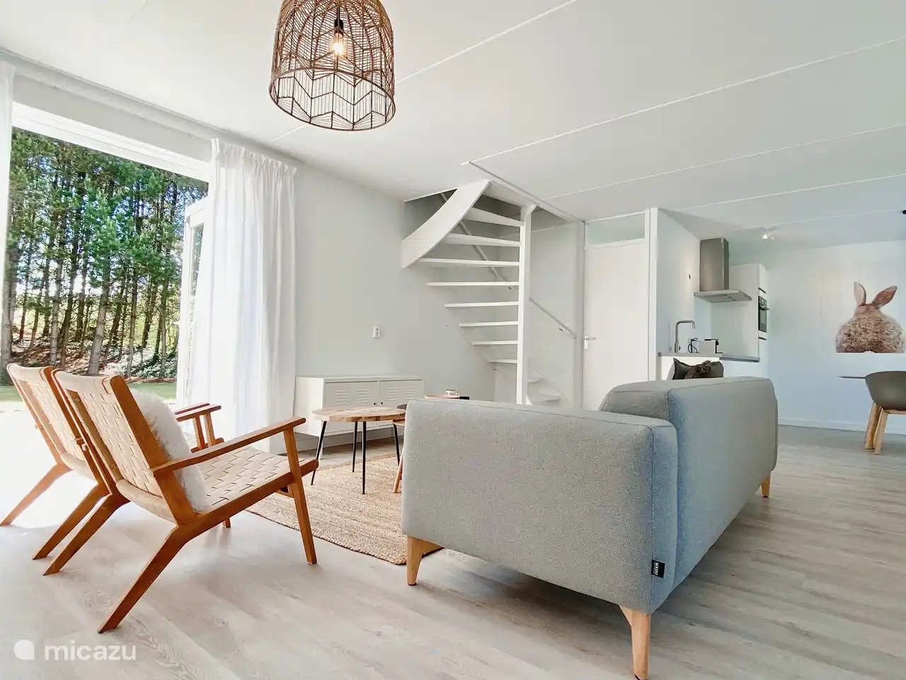 Sitzbereich mit Terrassentüren zum Garten.