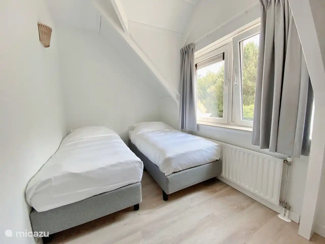 Schlafzimmer mit separatem Bett für die jüngsten Gäste