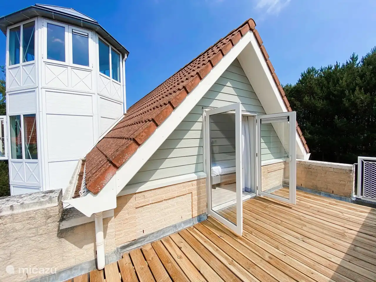 Das Hauptschlafzimmer verfügt über eine Dachterrasse.