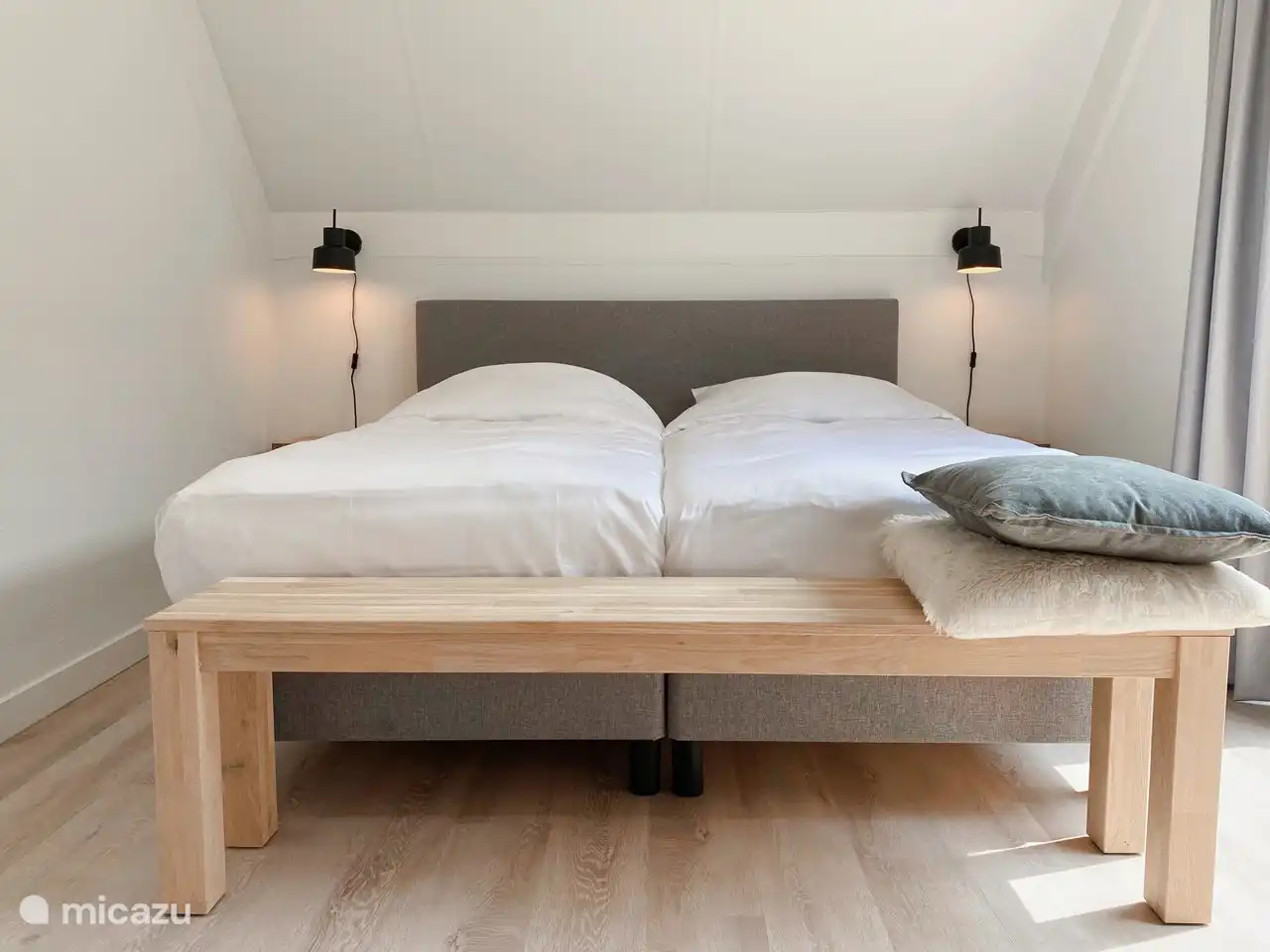 Hauptschlafzimmer mit angrenzender Dachterrasse