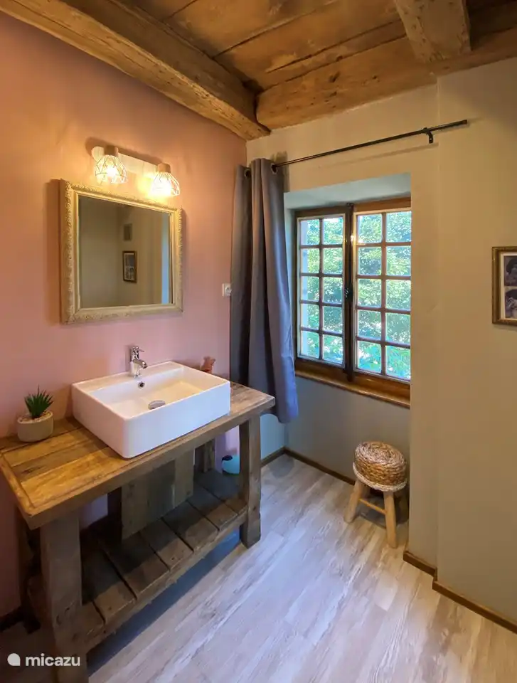 Das Badezimmer eines Schlafzimmers im ersten Stock mit Blick auf den Garten