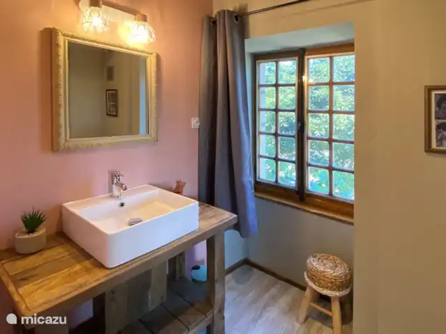 Le Plus Beau | France, Allier, Theneuille - maison de vacances La salle de bain d'une chambre au premier étage donnant sur le jardin