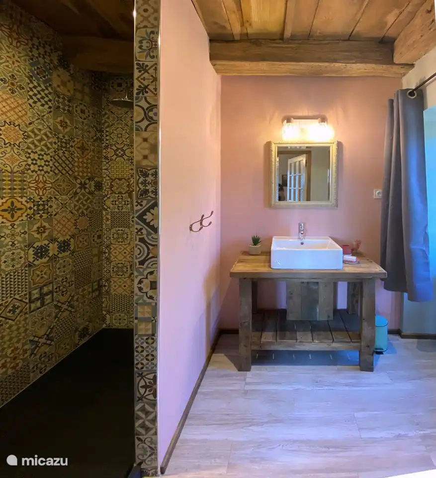 Das Badezimmer eines der Schlafzimmer im ersten Stock mit einer ebenerdigen Dusche mit marokkanischen Fliesen