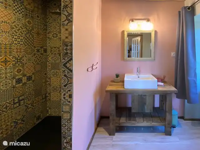 Le Plus Beau | France, Allier, Theneuille - maison de vacances La salle de bain d'une des chambres à l'étage avec une douche à l'italienne au carrelage marocain