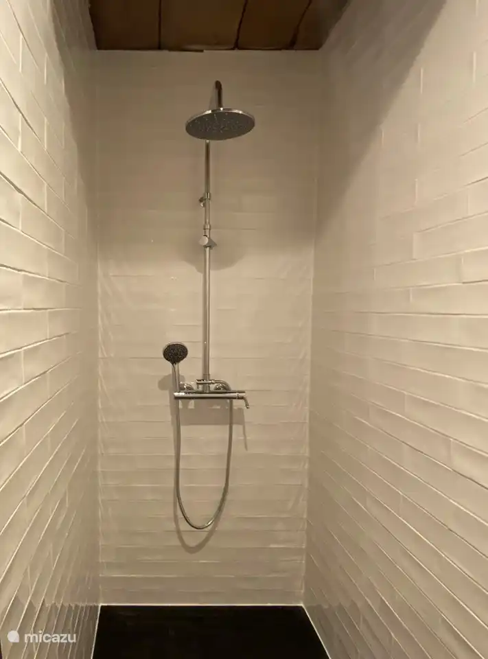 Die ebenerdige Dusche des Familienzimmers