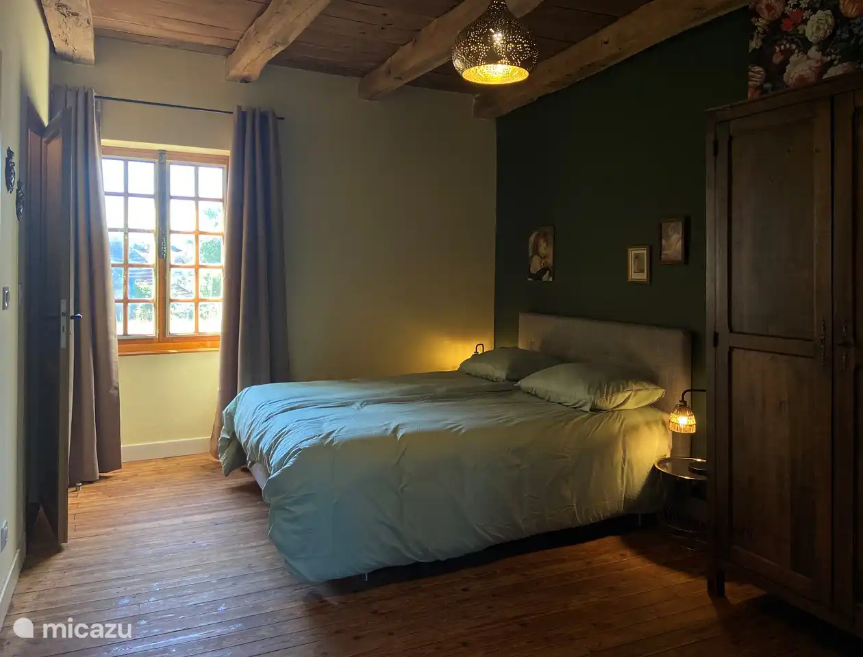 Das Doppelbett des Familienzimmers