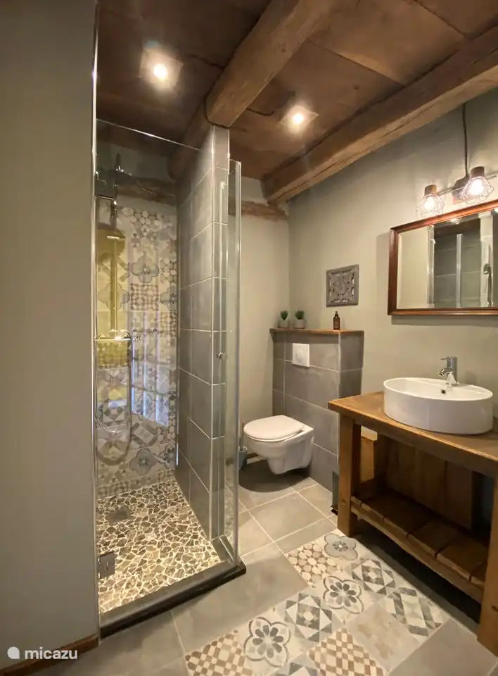 Eines der Badezimmer der Schlafzimmer im ersten Stock