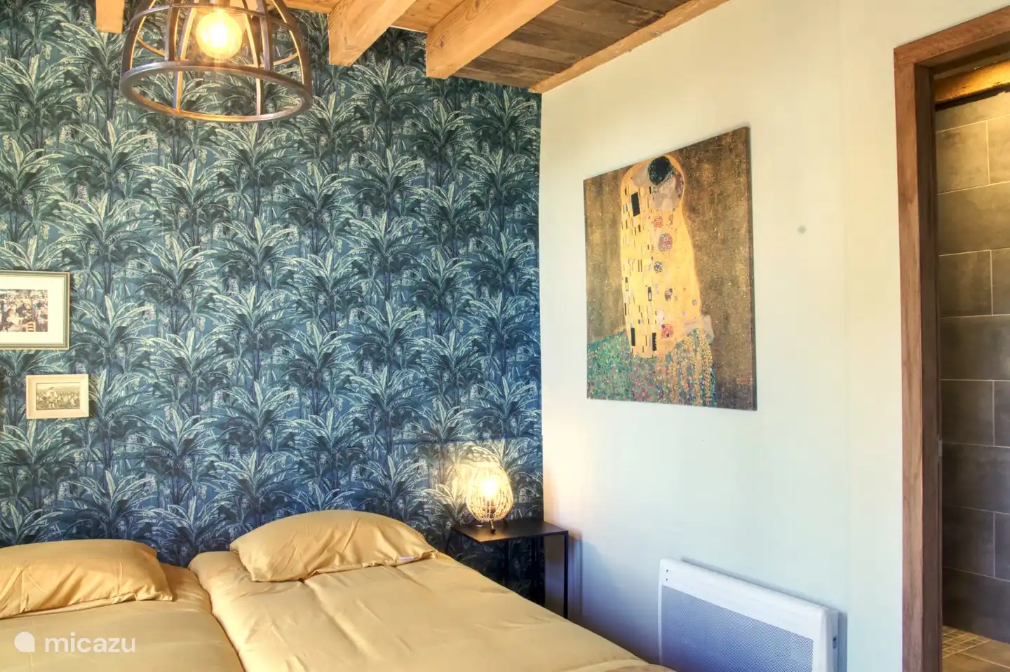 Das „gelbe“ Zimmer im Erdgeschoss mit Badezimmer auf der rechten Seite