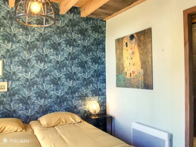 Le Plus Beau | France, Allier, Theneuille - maison de vacances La chambre 'jaune' au rez-de-chaussée avec salle de bain à droite