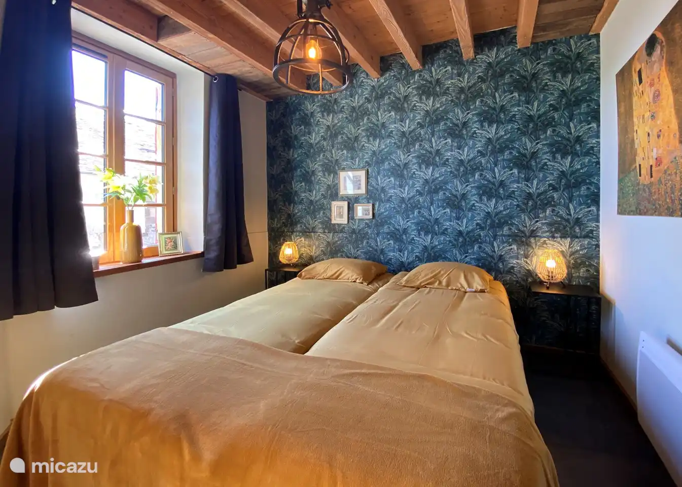 Das Schlafzimmer im Erdgeschoss mit Blick auf die Wiesen