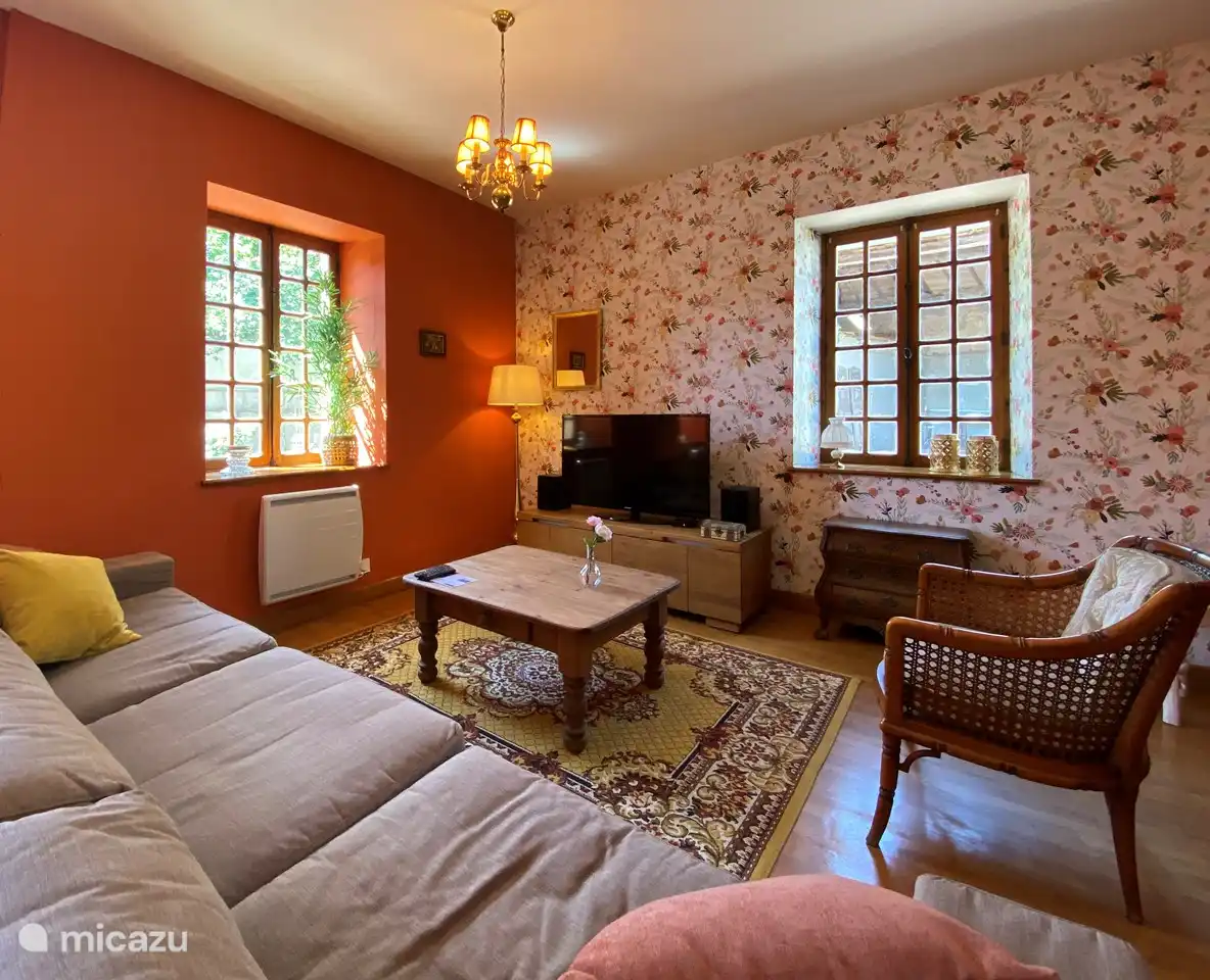 Teil des Fernseh-/Spielzimmers mit gemütlicher Sitzecke und Fernseher