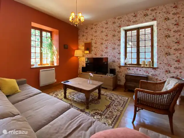 Le Plus Beau | France, Allier, Theneuille - maison de vacances Une partie de la salle TV/jeux avec coin salon cosy et TV