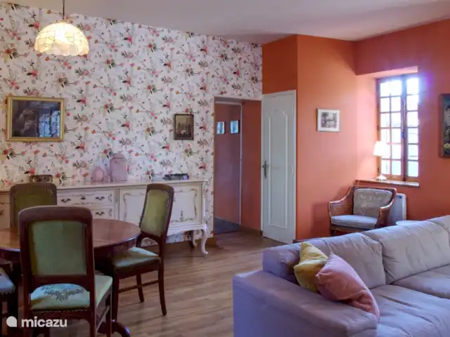 Le Plus Beau | France, Allier, Theneuille - maison de vacances De l'autre côté de la salle de télévision avec table de jeux et porte vers la cuisine