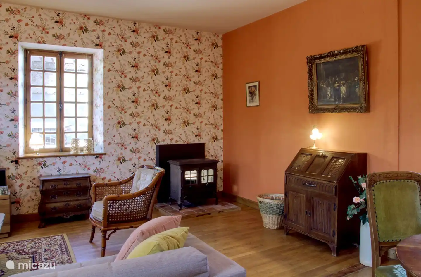 Das Fernseh-/Spielzimmer mit Schreibtisch