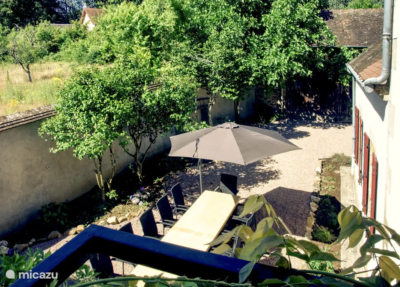 Blick auf die Terrasse von der Außentreppe