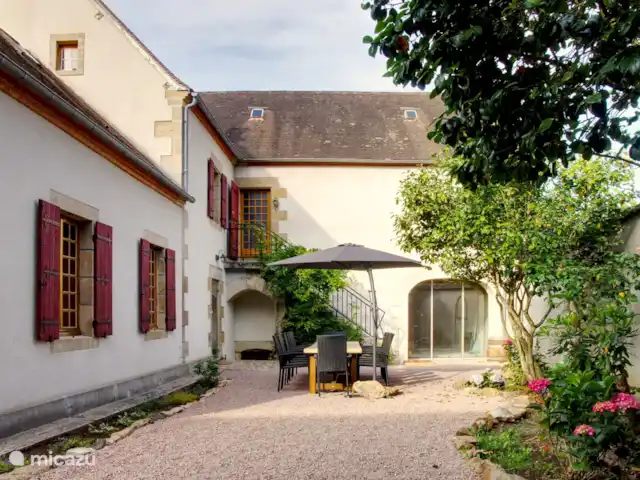 Le Plus Beau | France, Allier, Theneuille - maison de vacances La terrasse sur le côté de la maison avec parasols et longue table