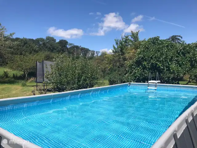 Le Plus Beau | France, Allier, Theneuille - maison de vacances Piscine et trampoline en arrière-plan