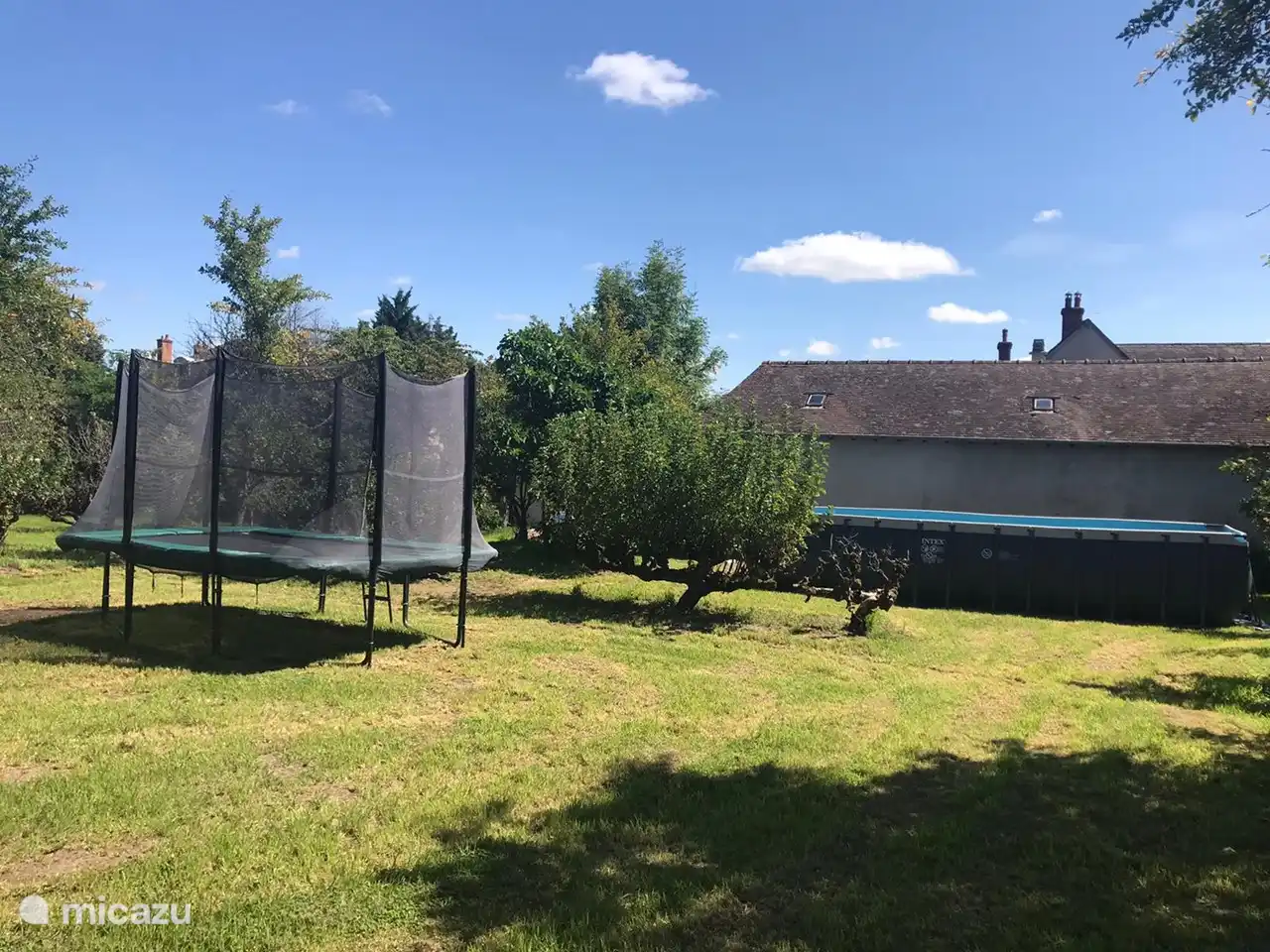 Das große Trampolin mit dem Schwimmbad im Hintergrund