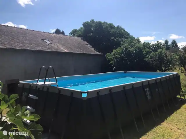 Le Plus Beau | France, Allier, Theneuille - maison de vacances La piscine est abritée par les arbres. Vue du jardin.