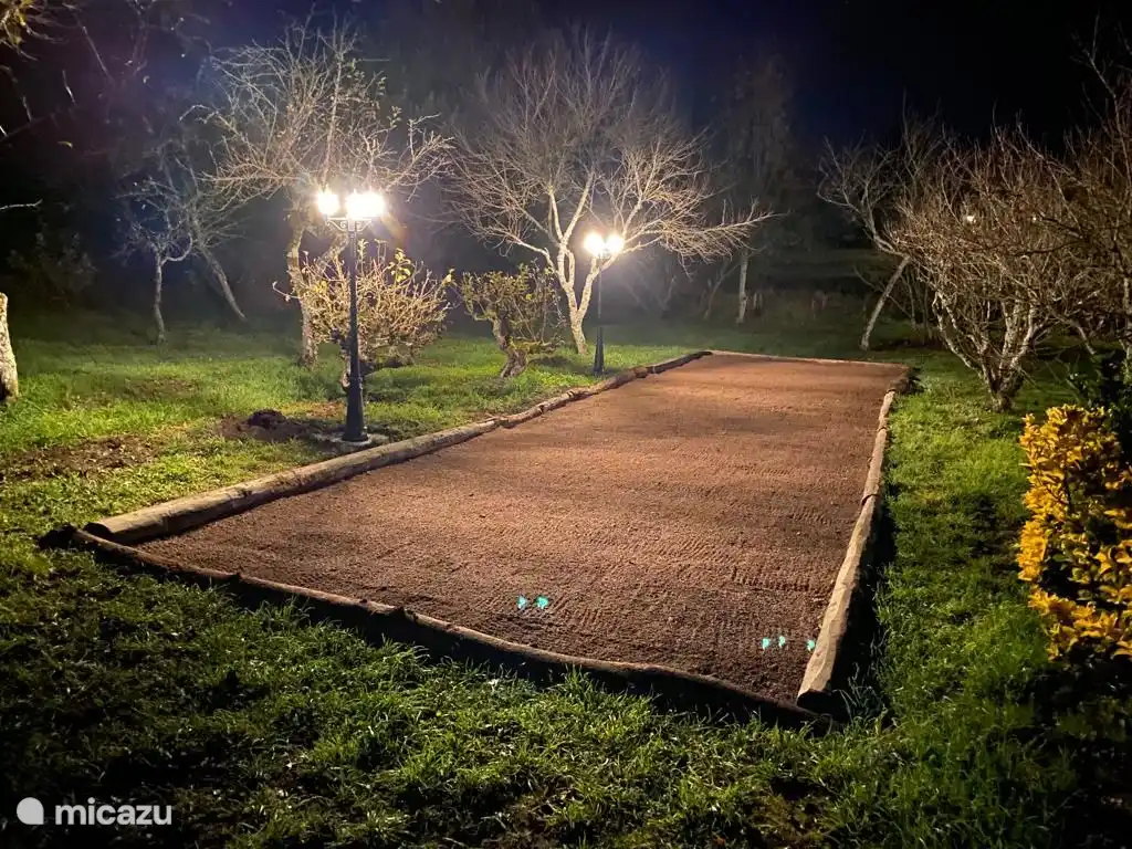 Der Bouleplatz am Abend. Dieser Kurs befindet sich im Garten an der Seite des Hauses.