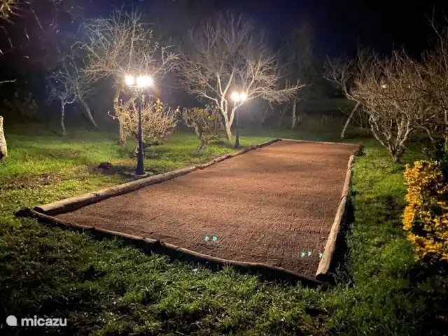 Le Plus Beau | France, Allier, Theneuille - maison de vacances Le boulodrome le soir. Ce cours est situé dans le jardin à côté de la maison.