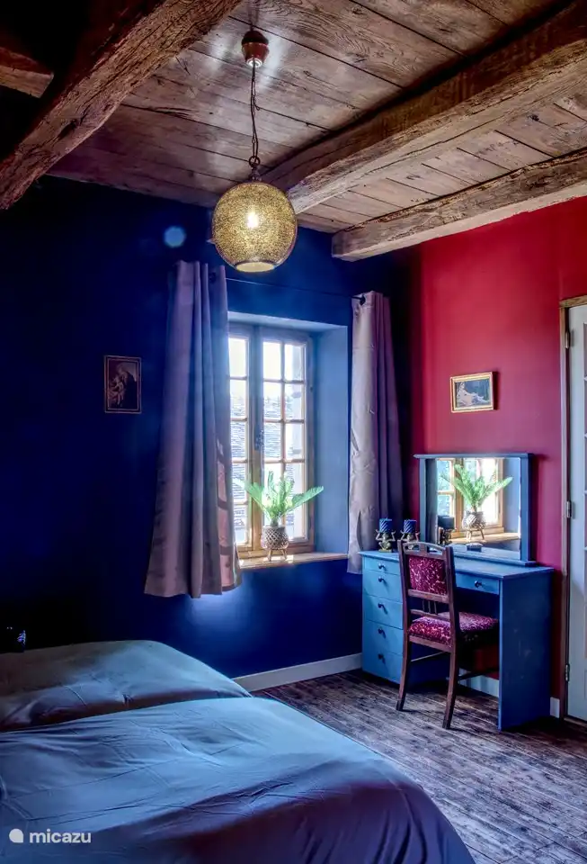 Schlafzimmer im ersten Stock mit Schminktisch