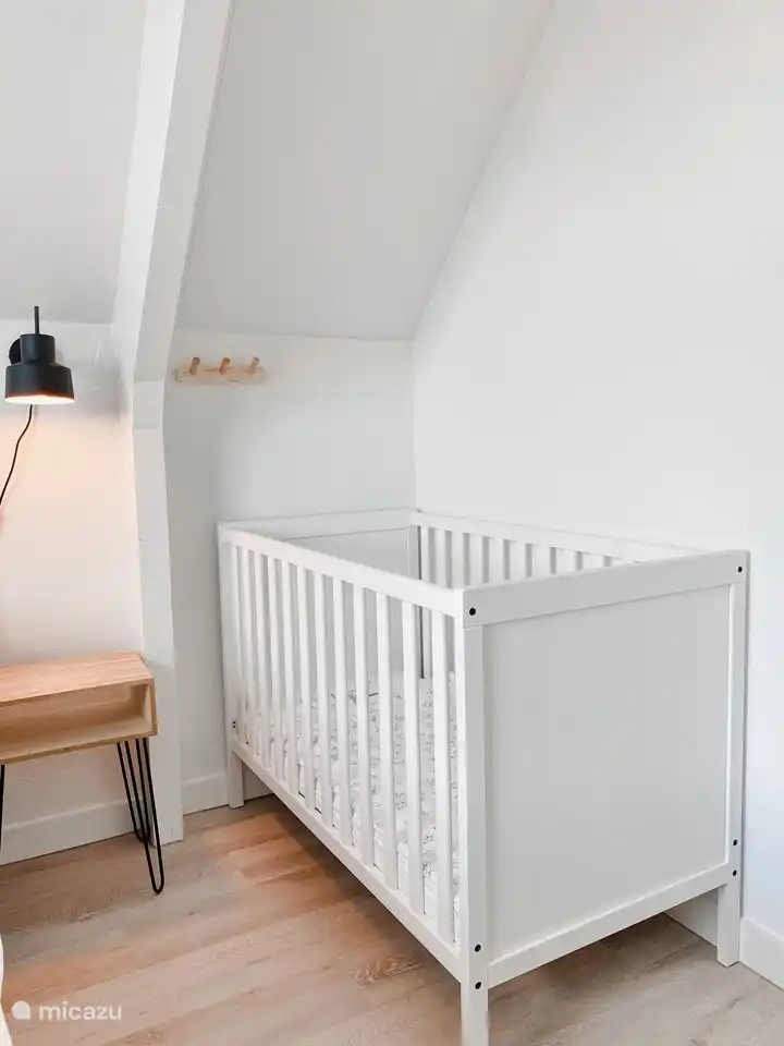 Natürlich gibt es auch ein schönes Bett für die kleinsten Gäste. Kein Campingbett, aber ein schönes Bett zum Schlafen.